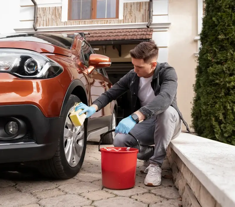 Lavage auto à domicile Thorigné-en-Charnie : professionnel intervenant sur un véhicule